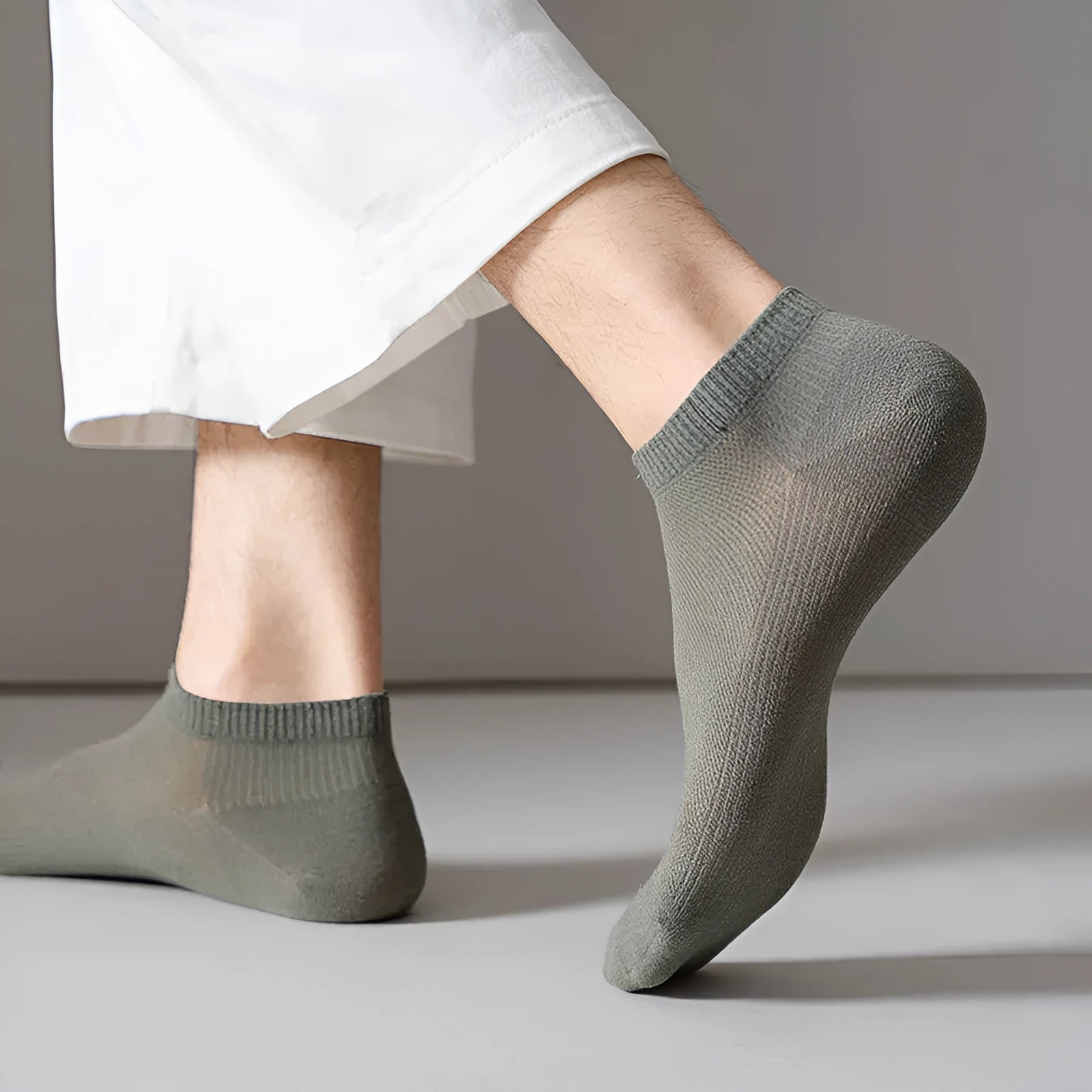A pair of solid colour low-cut men's boat socks made from breathable polyester fibre.