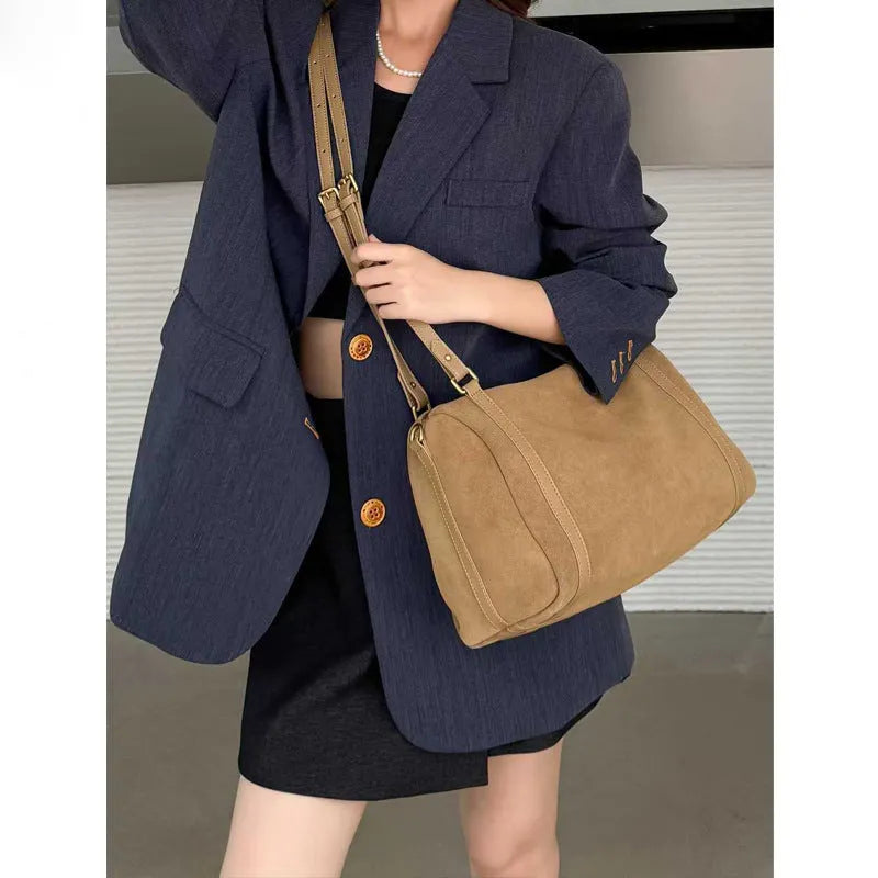 Vintage matte cowhide Boston bag in khaki or mocha coffee, 34x16x21cm, with shoulder and crossbody strap and outer pocket.