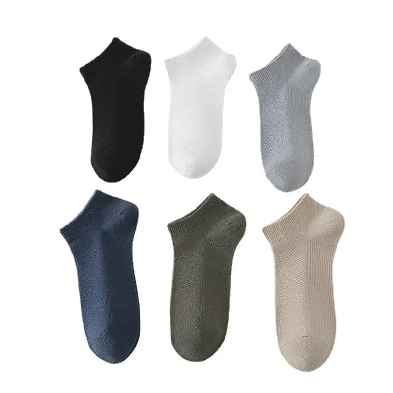 A pair of solid colour low-cut men's boat socks made from breathable polyester fibre.