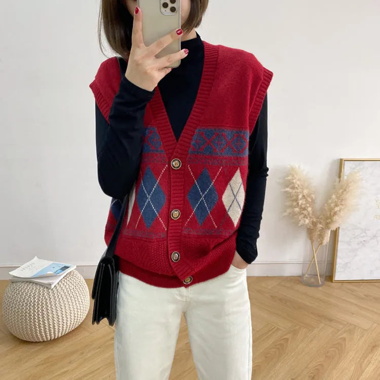 Loose sleeveless cardigan top with diamond plaid pattern in khaki colour.