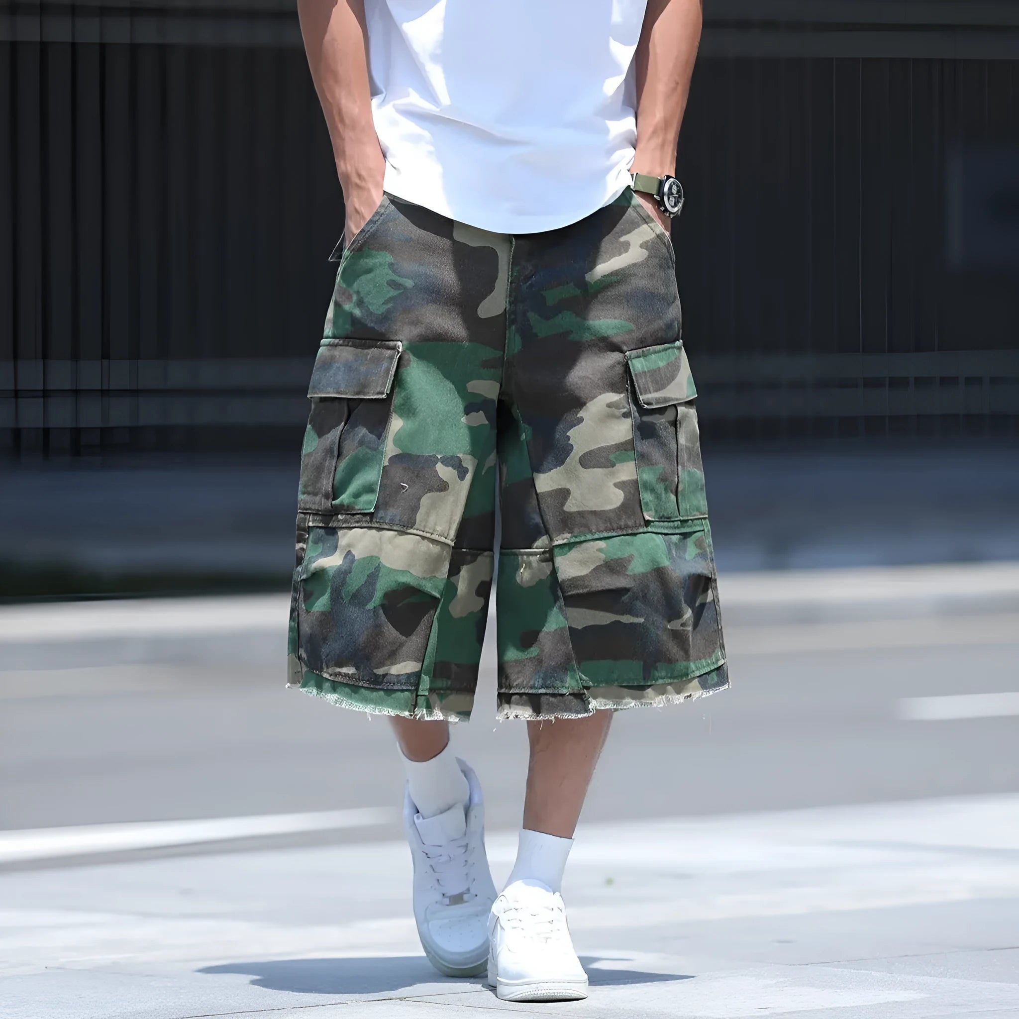 Men's camouflage work shorts in loose fit cropped design with cotton-polyester fabric