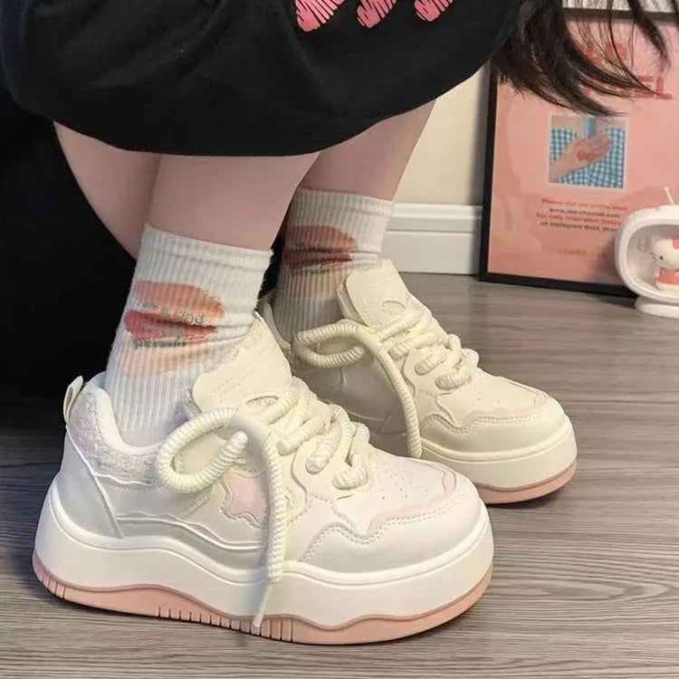 Women's green platform sneakers with round toe and lace-up front, artificial PU upper with patent leather finish