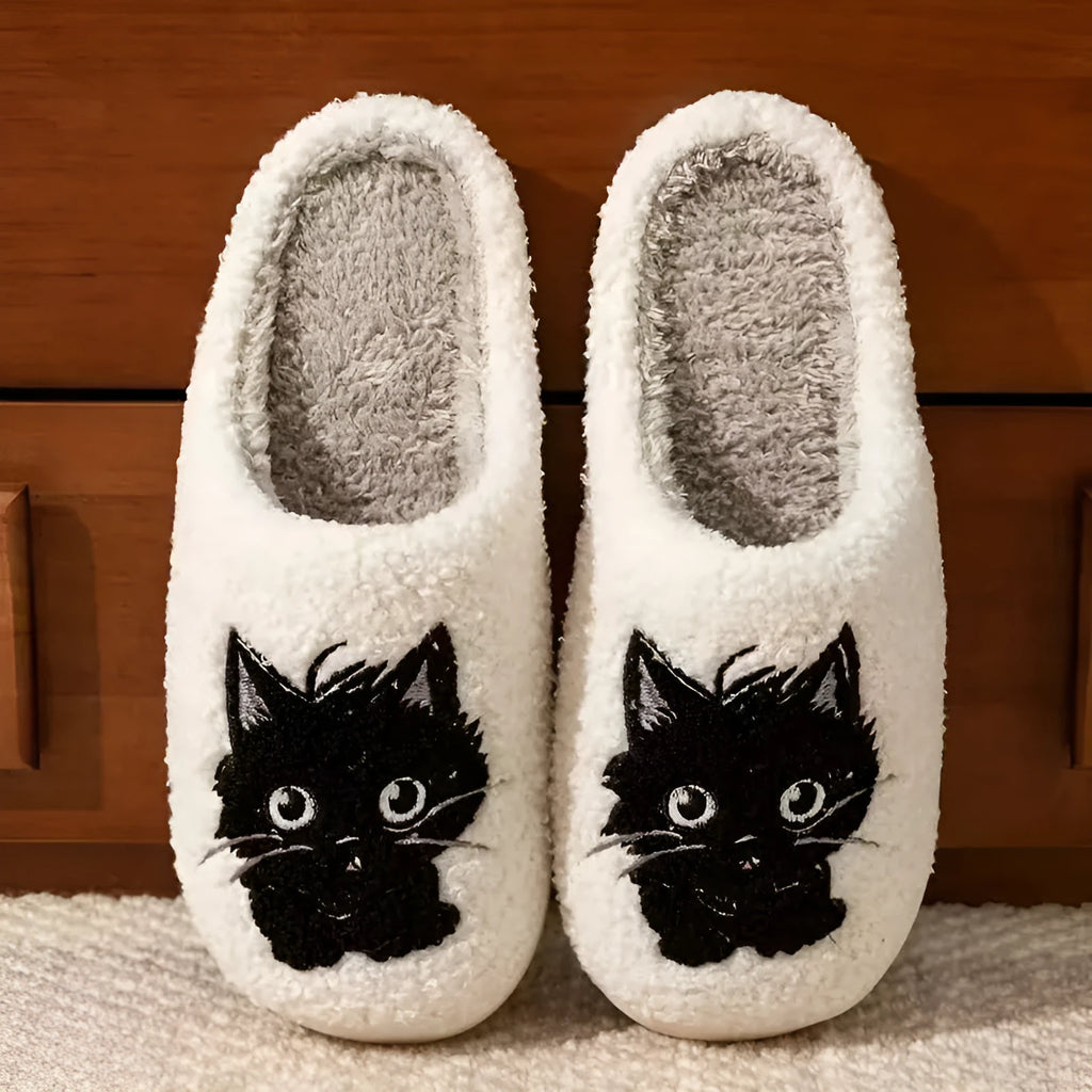 White plush cat cartoon patterned slippers with a non-slip sole.