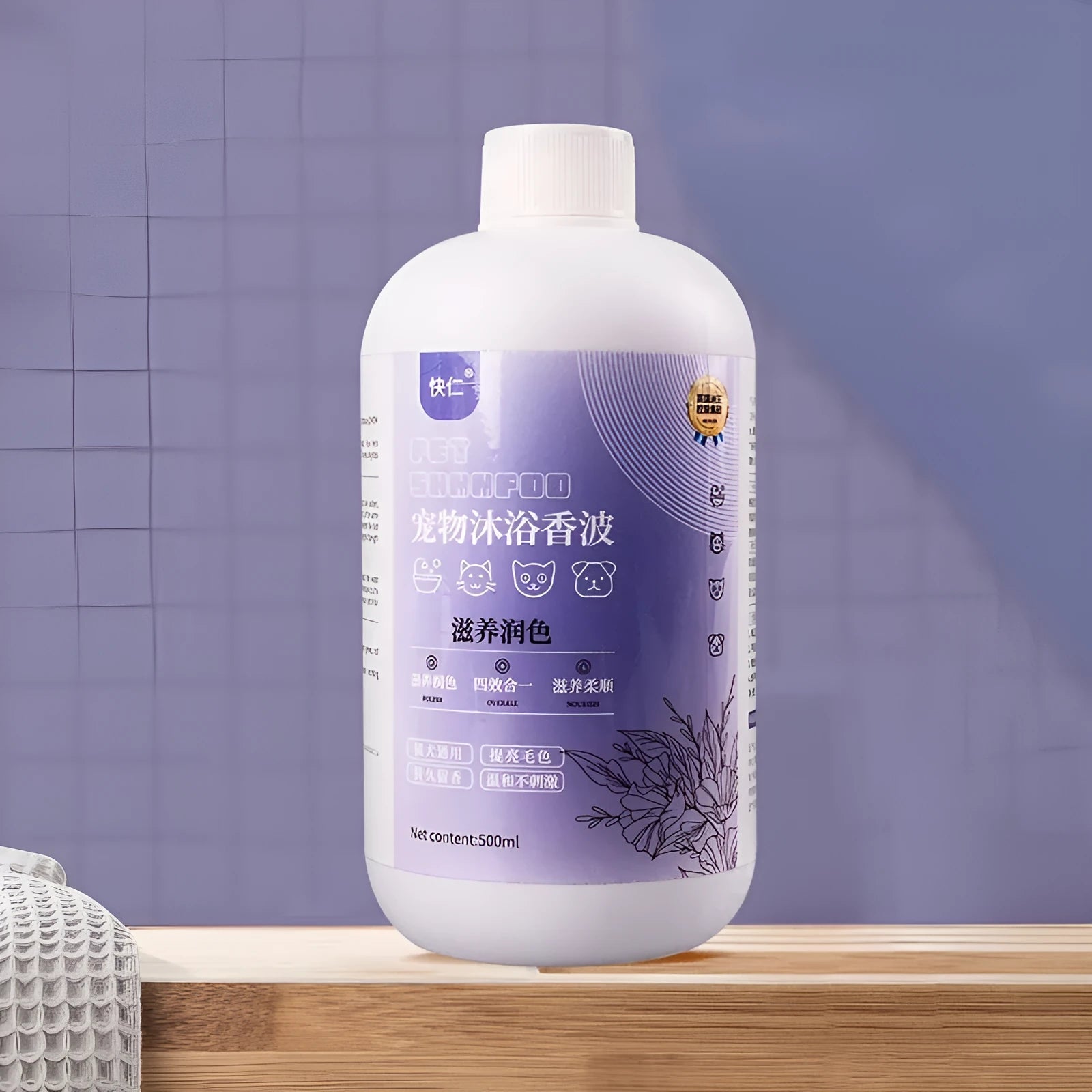 500ml bottle of nourishing pet shampoo with antibacterial and anti-itch formula.