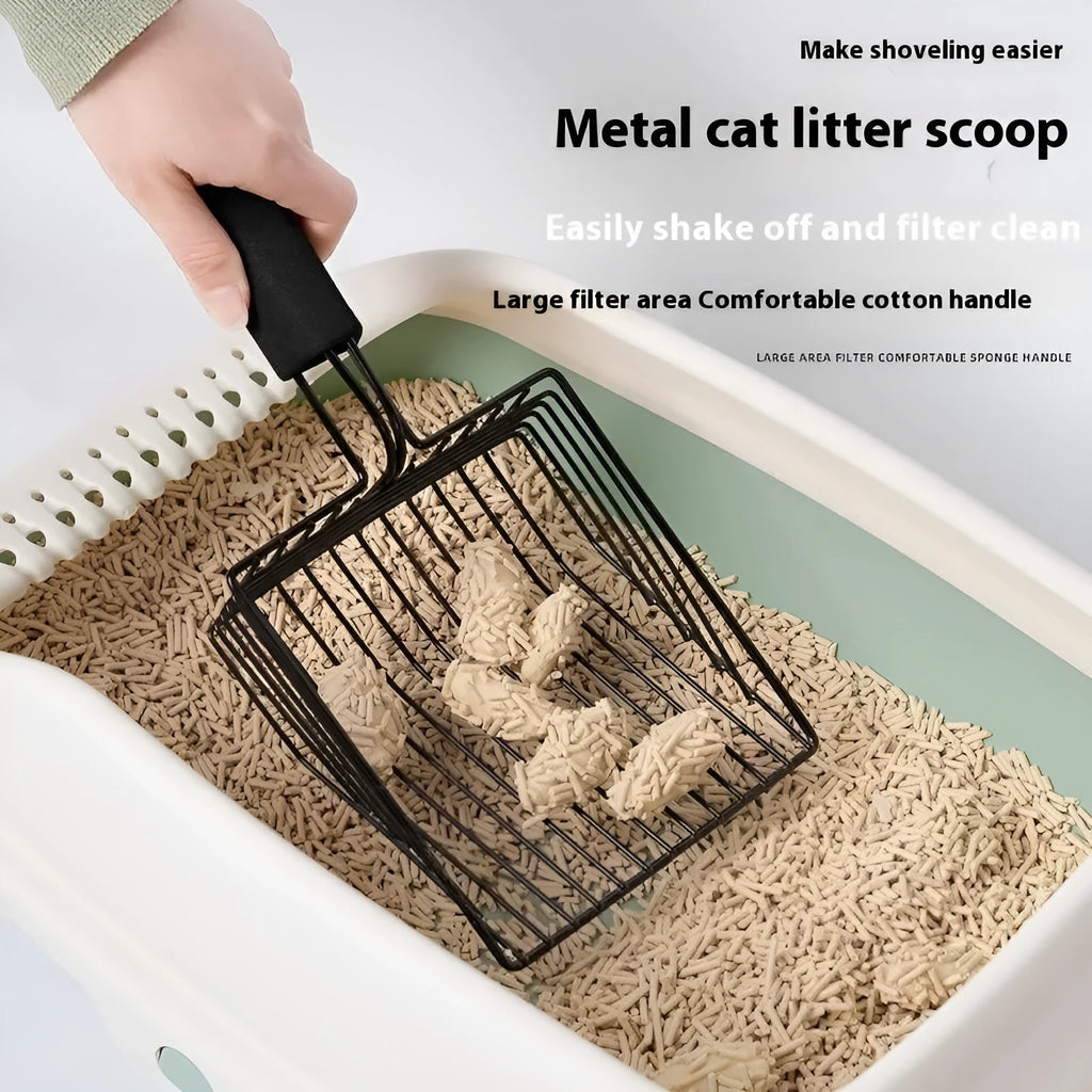 Black metal cat litter scoop with 0.8cm gap spacing between alloy tines