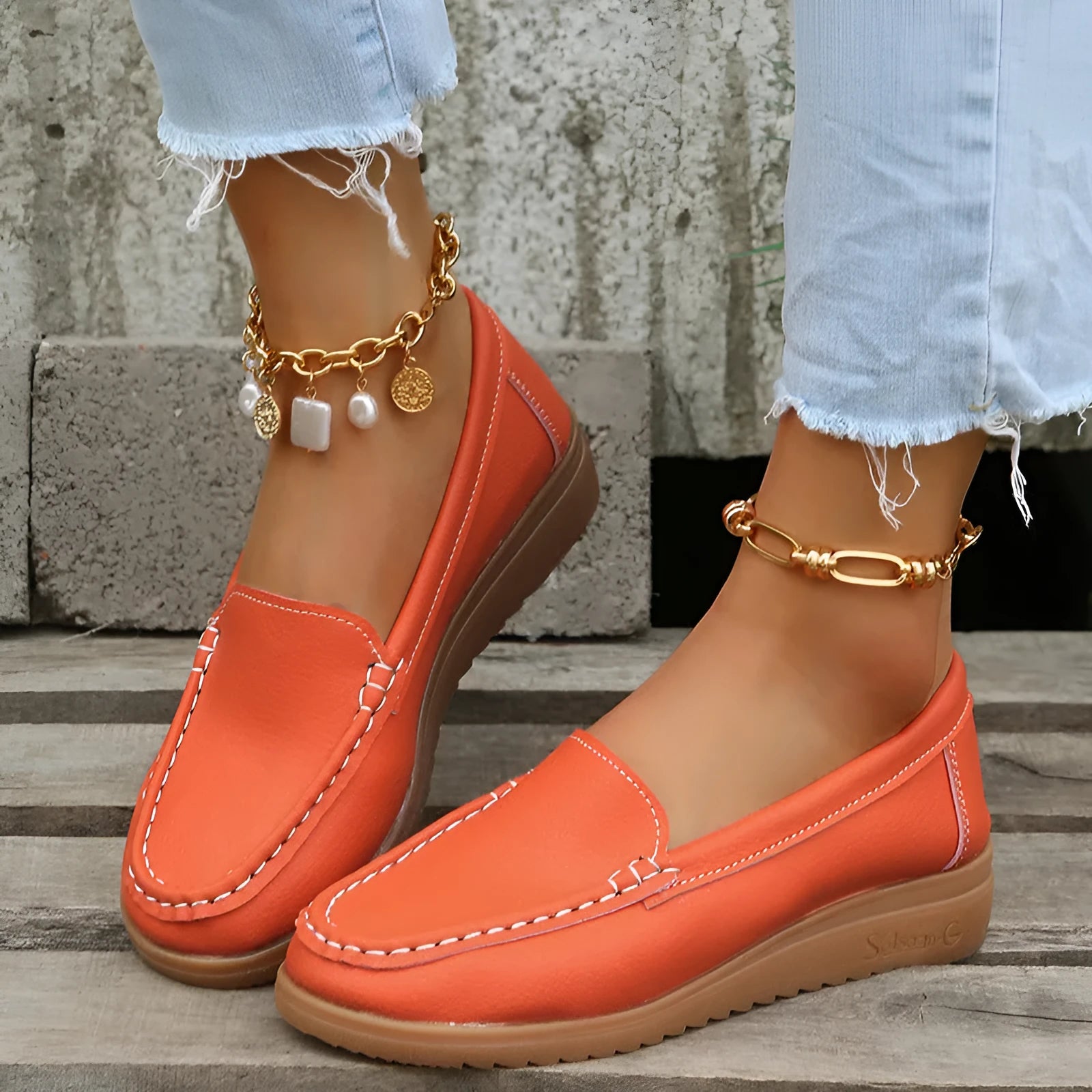 Women's flat loafer shoe in PU leather with round toe and rubber sole