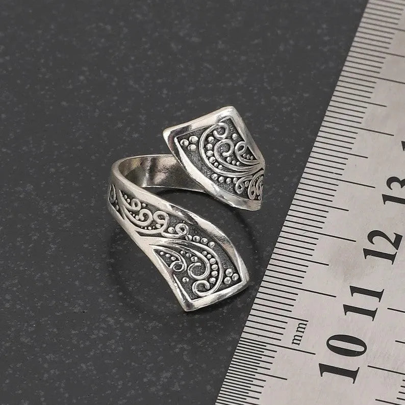 Silver adjustable women's ring with retro minimalist design on alloy base