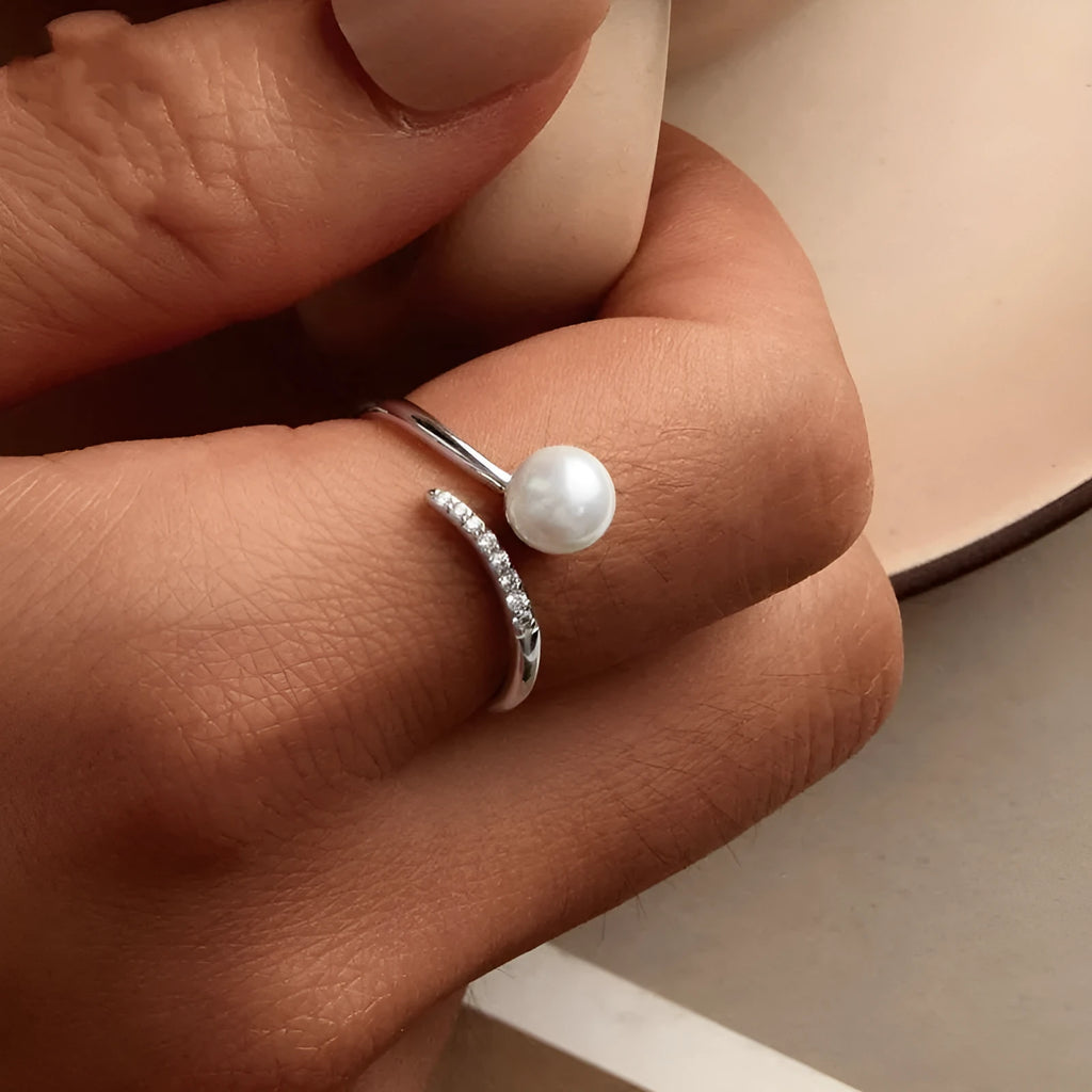 Adjustable S925 sterling silver ring with natural shell pearl elements and open loop design