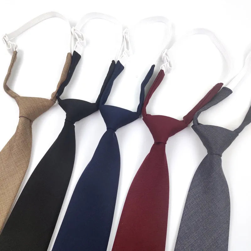 Solid colour men's cotton bow tie in arrow style on a 35cm by 7cm measurement background.