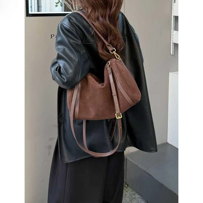 Vintage matte cowhide Boston bag in khaki or mocha coffee, 34x16x21cm, with shoulder and crossbody strap and outer pocket.