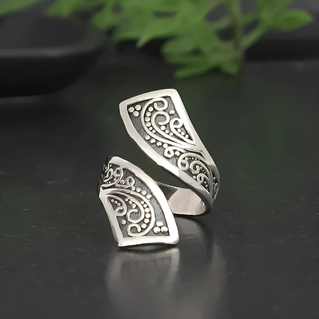 Silver adjustable women's ring with retro minimalist design on alloy base