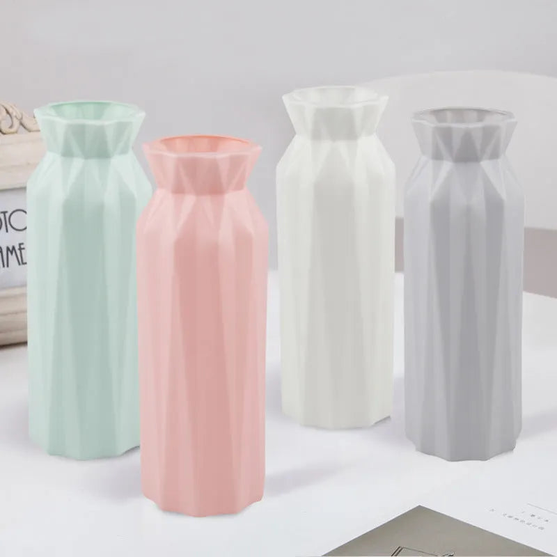 A drop-resistant melamine vase in grey plastic with a 7.2cm wide base.